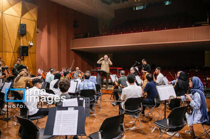 پاسداشت بزرگان موسیقی/ ارکستر ملی با خوانندگان جوان همکاری میکند+ فیلم