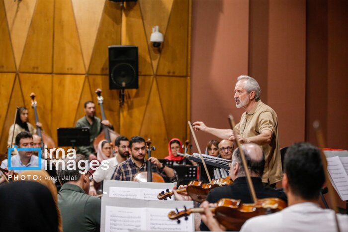 پاسداشت بزرگان موسیقی/ ارکستر ملی با خوانندگان جوان همکاری میکند+ فیلم