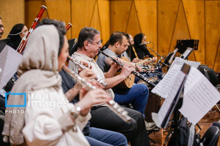 پاسداشت بزرگان موسیقی/ ارکستر ملی با خوانندگان جوان همکاری میکند+ فیلم