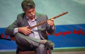 علی‌اکبر مرادی هنرمند عرصه موسیقی  کرمانشاه جایزه ماملە ۲۰۲۵ را از آن خود کرد