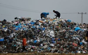 آنروا نسبت به خطرات شیوع بیماری‌ها به دلیل تراکم زباله در نوار غزه هشدار داد