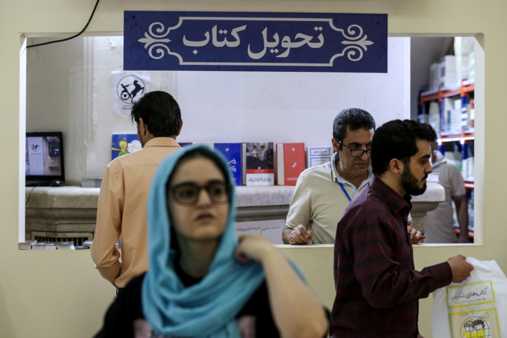 بی‌اطلاعی مراجعان از بن‌های خرید کتاب و ارجحیت خرید حضوری از نمایشگاه+ فیلم