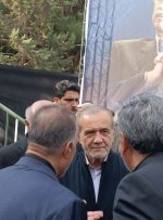 حضور سرزده رئیس جمهور در مراسم تشییع خیر مدرسه ساز