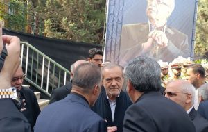 حضور سرزده رئیس جمهور در مراسم تشییع خیر مدرسه ساز