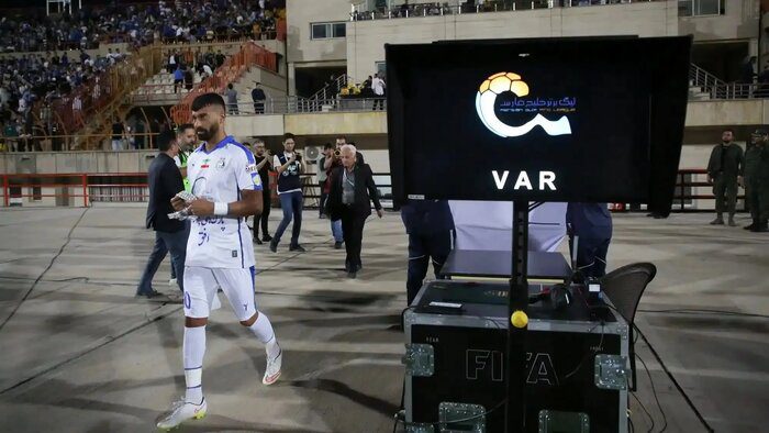 VAR لیگ ایران اسباب‌بازی است/ تنها یک سوم قضاوت‌ها راضی‌کننده بود